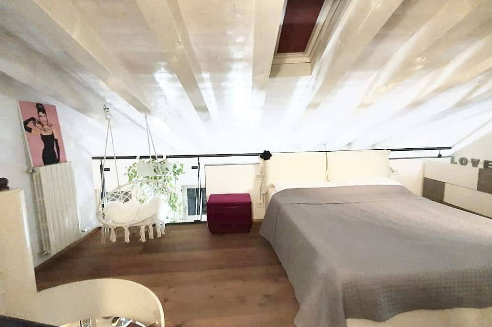 Entire apartment, Your Little Loft, Delightful Loft 15 minutes from Lake Garda in Villafranca di Verona, Verona Province