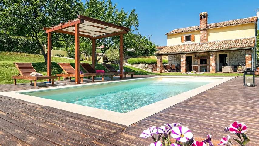 Ferienhaus für 4 Personen, mit Pool und Garten sowie Terrasse