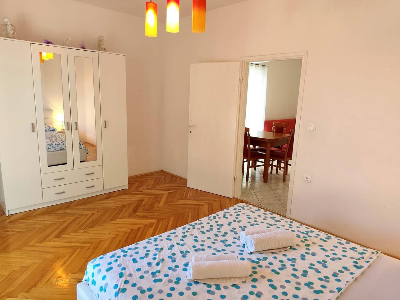 Ganze Wohnung, Einzimmerwohnung mit Terrasse. in Primošten, Šibenik-Knin