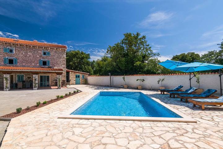 Ferienhaus für 8 Personen, mit Balkon/Terrasse und Garten sowie Pool in Čabrunići