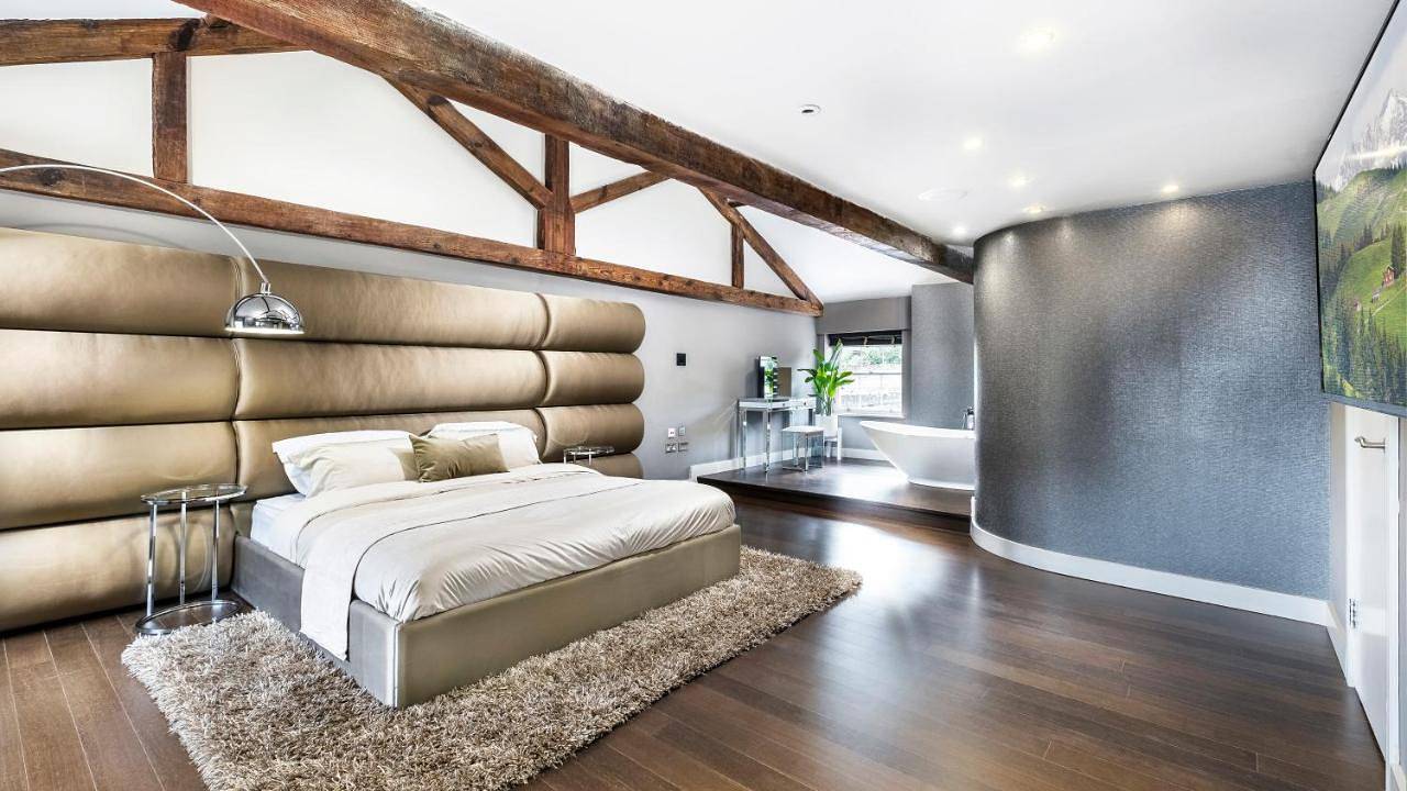 Luxury 10,000 Sq Ft 7-bed Mansion With Indoor Pool in Bexley, London