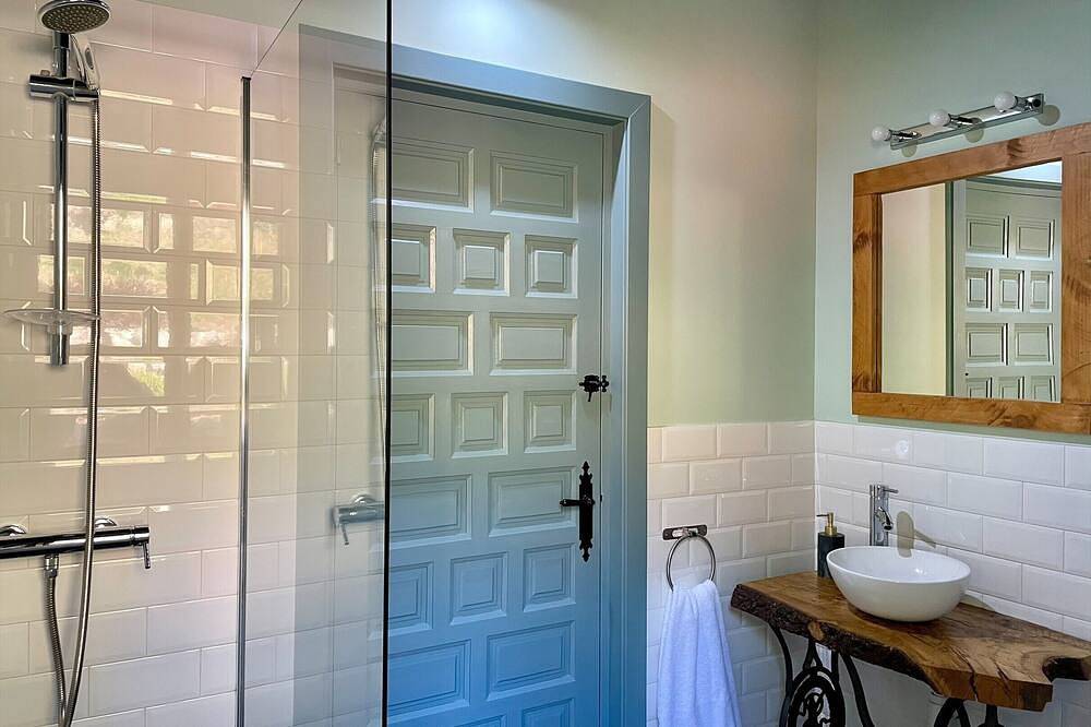 Casa Rural La Fontana de Pedroso, Descubre Cantabria y Cabarceno in Villacarriedo, Cordillera Cantábrica