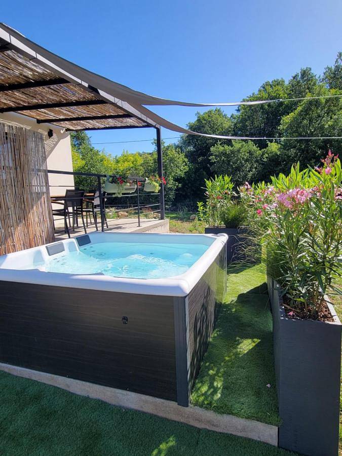 Location de vacances pour 6 personnes, avec Jacuzzi ainsi que Terrasse et Jardin à Montréal (Rhône-Alpes) - 2
