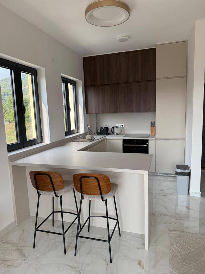 Apartament wakacyjny dla 4 osób, z balkon i widok w Tivat