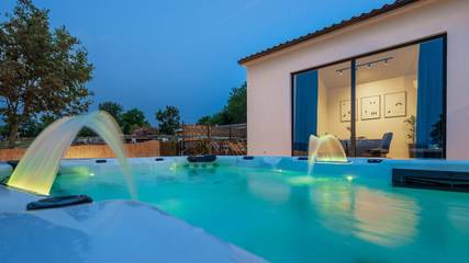 Ferienhaus für 2 Personen, mit Terrasse und Whirlpool sowie Garten, mit Haustier in Barban