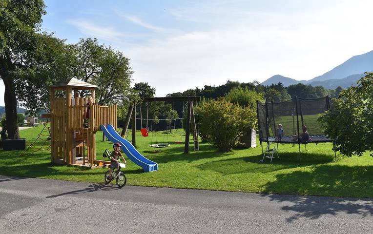 Ganze Ferienwohnung, Moserhof - Galeriewohnung 60 qm mit 2 separaten Schlafzimmer, Wohnraum mit Küchenzeile in Samerberg, Bayerische Alpen