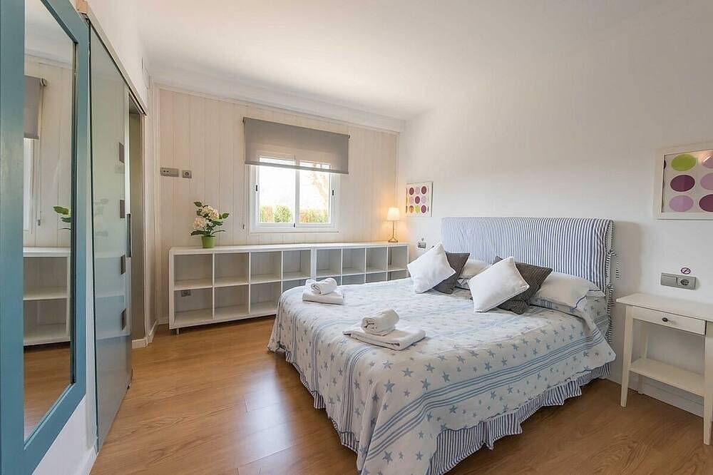 Contemporary One-Level Villa, A/C, Private Pool, Mountain Views - 20mins Walk to Port de Pollenca! in Port de Pollença, Pollença