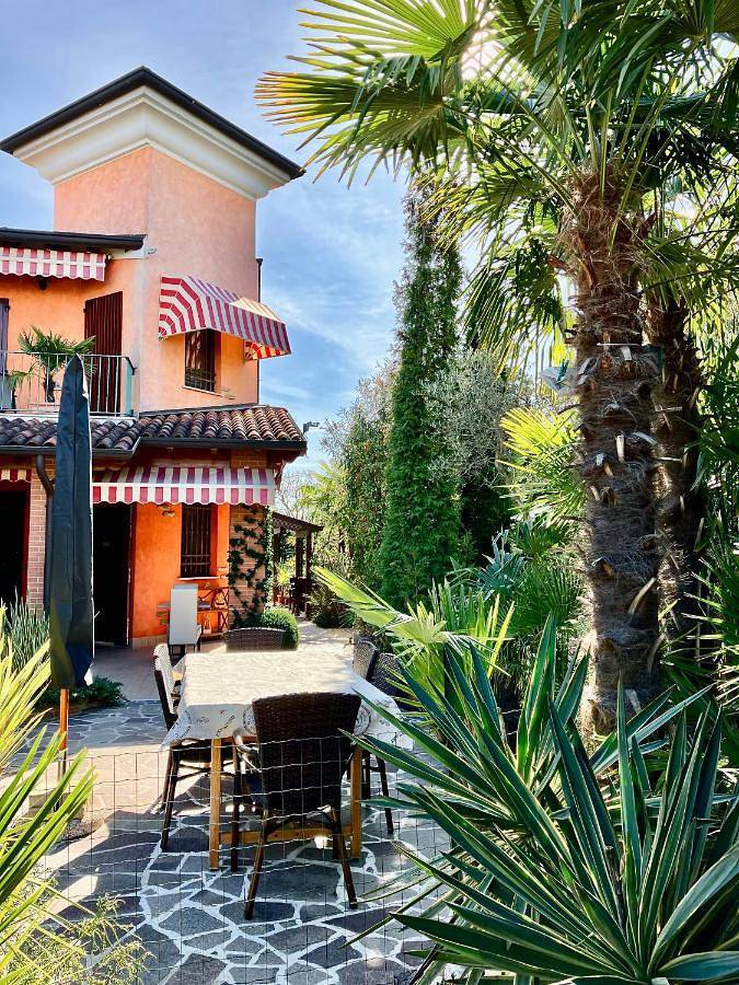 Chambre d’hôte pour 5 personnes, avec Balcon et Jacuzzi ainsi que Jardin et Vue à Desenzano del Garda - 2