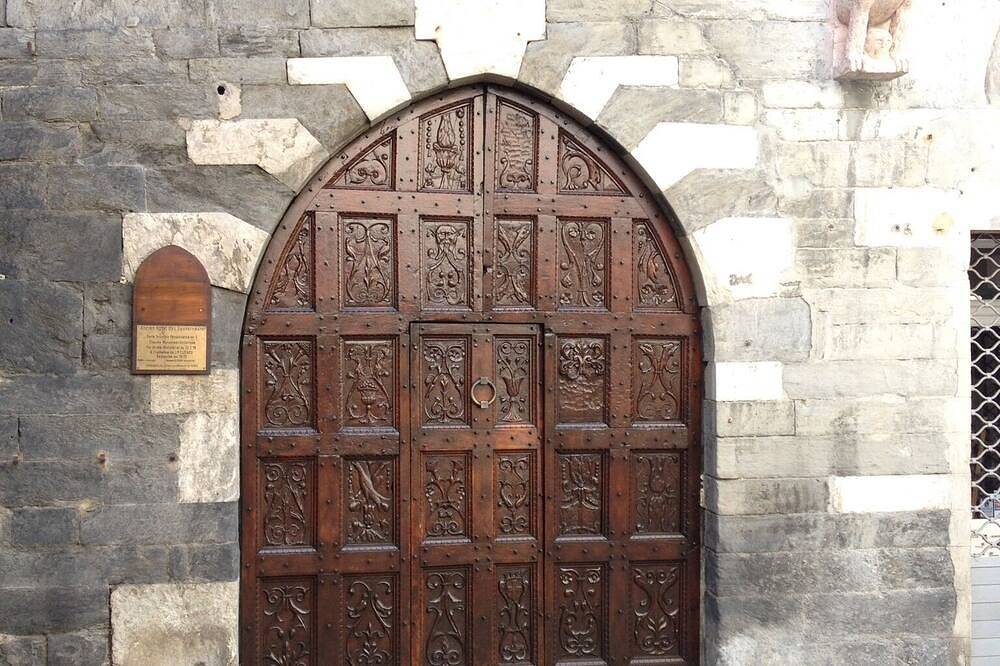 Appartement entier, Appartement immeuble classé, centre-ville d'Embrun in Embrun, Parc national des Écrins
