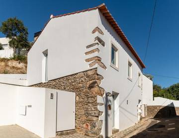Gîte pour 6 personnes, avec vue et jardin dans Miranda do Corvo