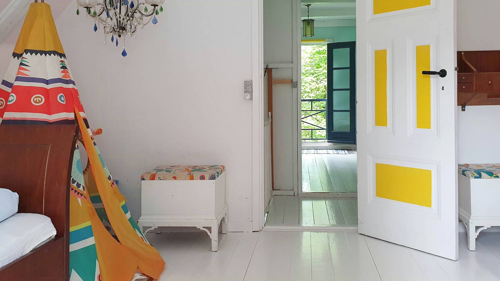 Colorida alegría en la casa de paja de la costa norte in Hundested, Kattegat Küste