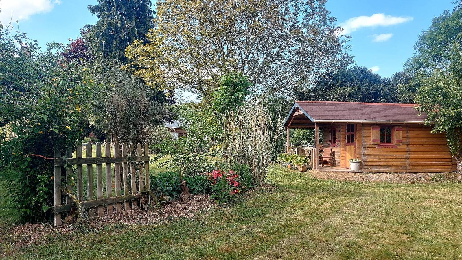 Chalet 'Midden in de natuur' met privéterras, gedeelde tuin en wifi, foto 15