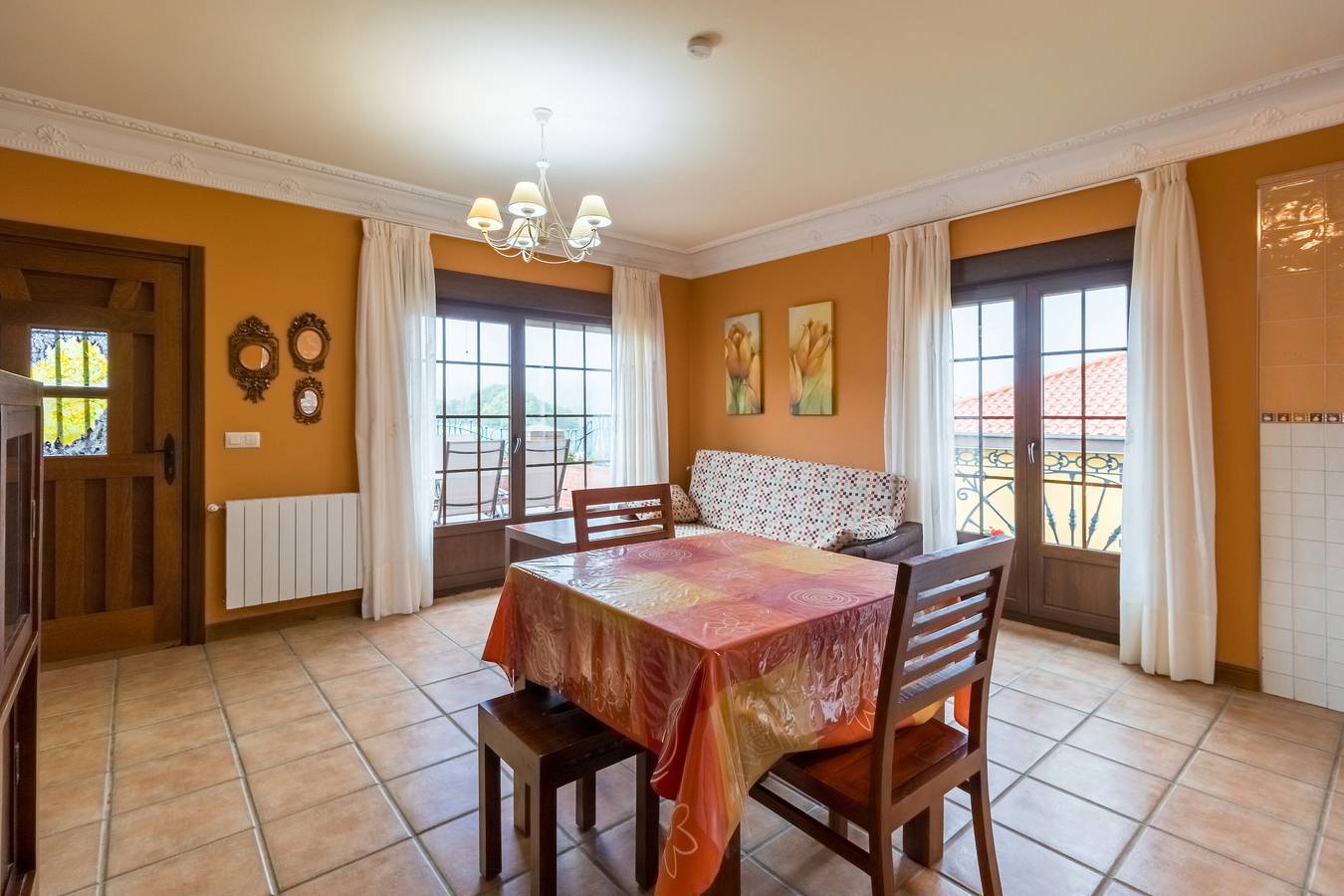 Apartamento entero, Apartamento 'Antonio Apto2' con vistas a la montaña, terraza privada y Wi-Fi in Ubiarco, Santillana del Mar