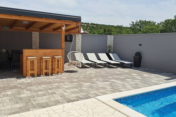 Ferienhaus für 16 Personen, mit Pool und Balkon/Terrasse, mit Haustier in Maslenica