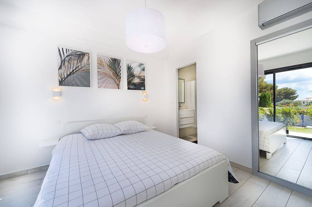 Luxurious New Villa 4 Bedrooms Heated Pool 8 Persons in Sanary-sur-Mer, Toulon Region