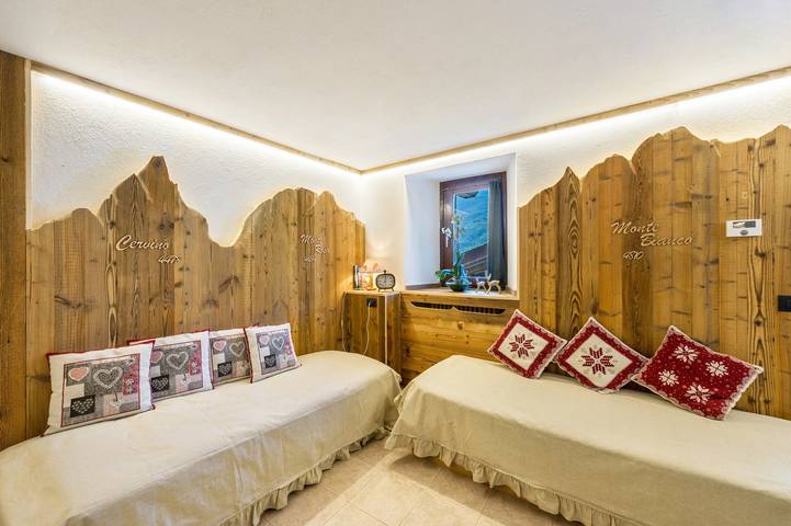 Entire apartment, Apartment 'Il Nido Di Letizia' with Mountain View, Private Garden and Balcony in Conoz, Comune di Châtillon