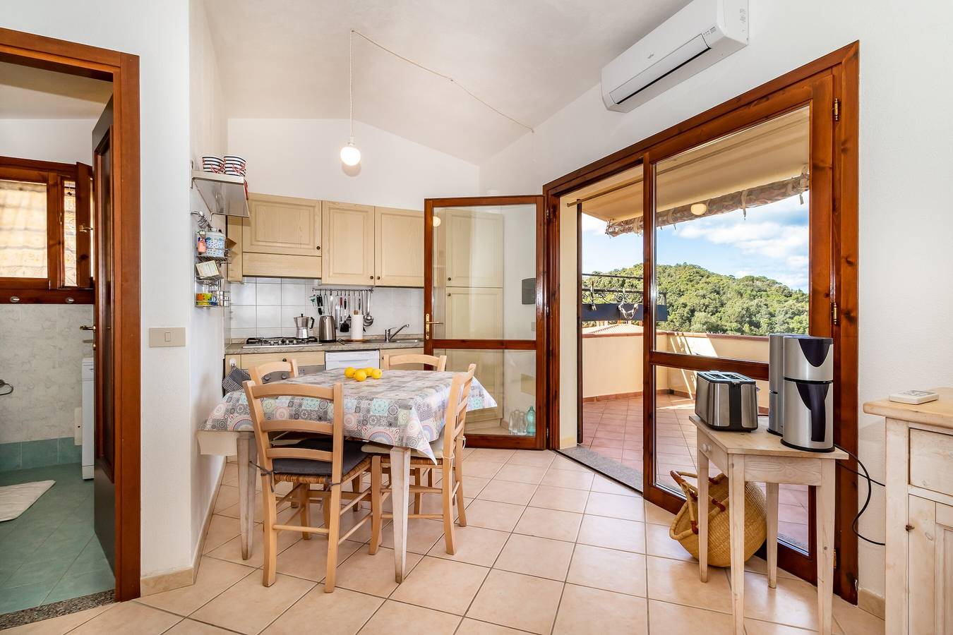Appartamento intero, Appartamento "Casa Pineta" con splendida vista sul mare, giardino privato e aria condizionata in Rena Majore, Gallura