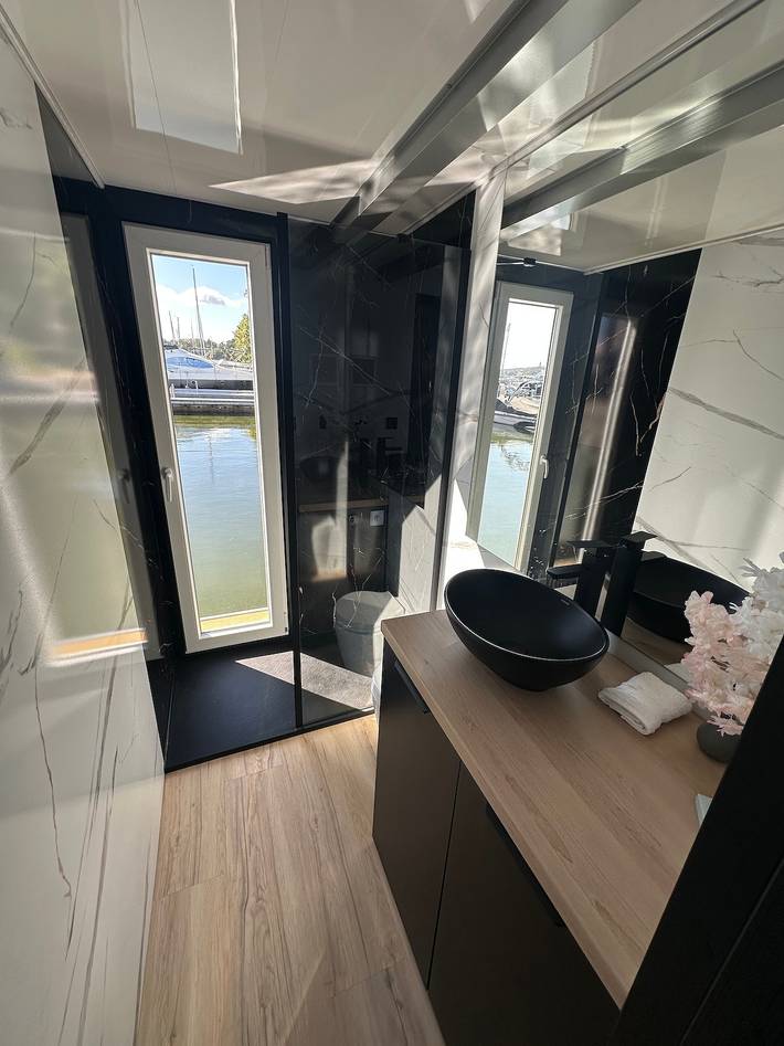 Hausboot 'Luxury Houseboat VillaMar Berlin' mit Sauna, Kamin und Rooftop in Berlin Wilhelmstadt, Berlin