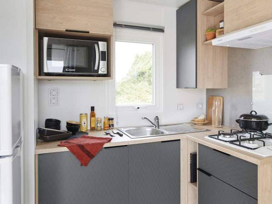 Camping Le Clos de Balleroy - Mobilheim 6 personen - Mobilheim Lodge 83 Confort 3 Zimmer - 28 m² + integrierte Terrasse von 8 m in Balleroy, Bayeux und Umgebung