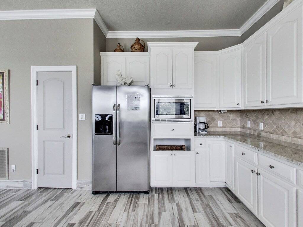 Schöner privater Poolbereich, Blick auf einen See, wunderschönes Design mit Atem in Destin, Emerald Coast