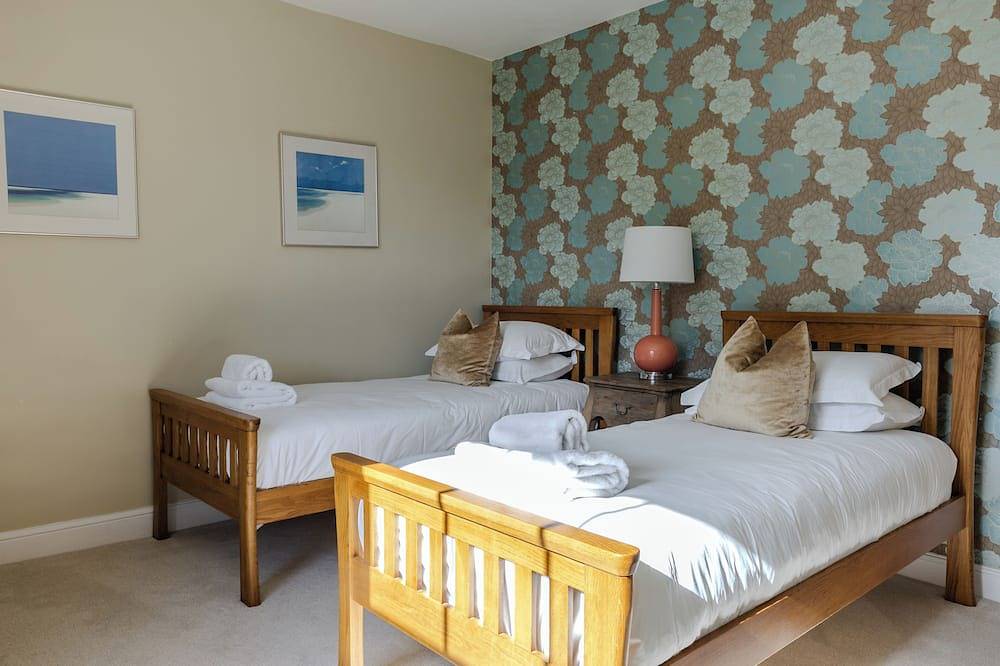 Trevornick Farm House- dog friendly with hot tub and tennis court near Newquay in Holywell Bay, Cornwall