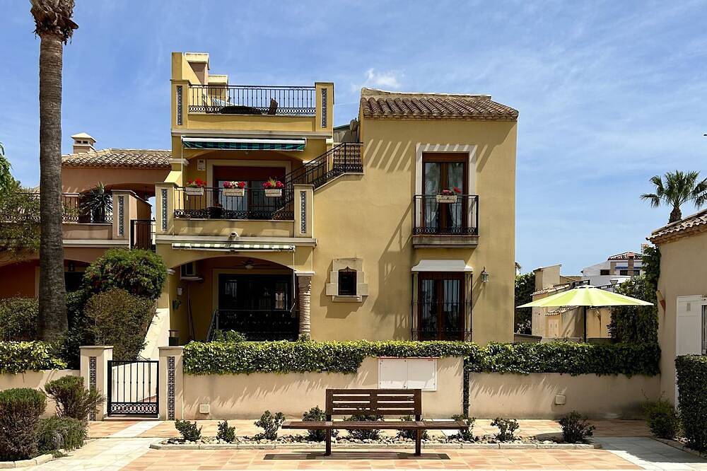 Ganze Wohnung, Casa Estrellas, 2 Betten, 2 Badezimmer, Lage am Pool, privater Garten, Wifi in Montemar suburb, Algorfa