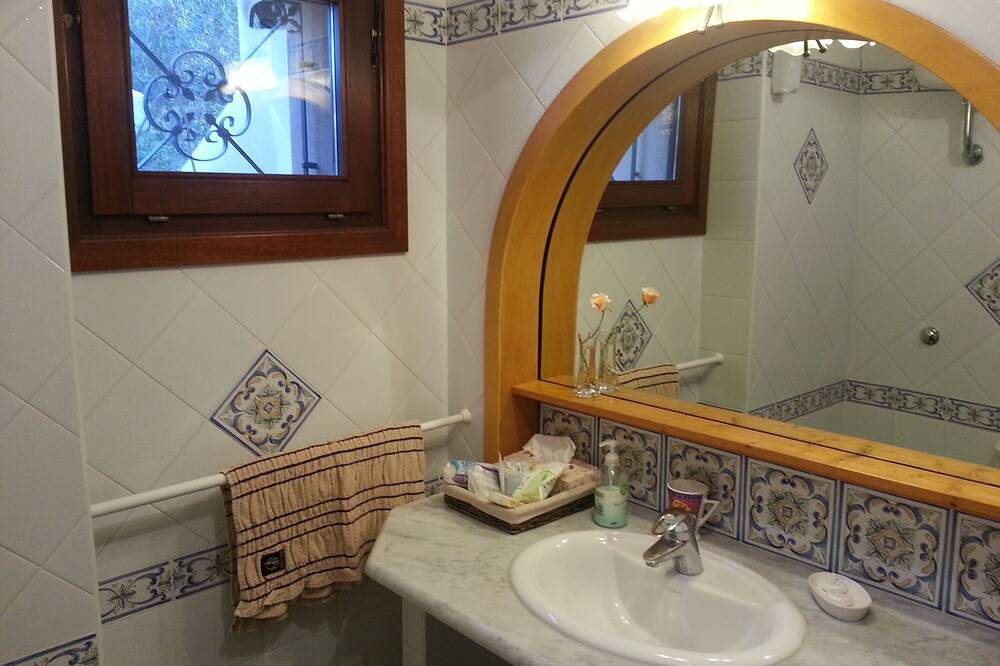 Villa Gilda, Indipendent house, swimming pool and big garden private in Pula Cagliari, Pula e dintorni