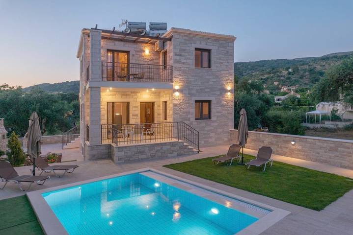 Ferienwohnung für 5 Personen, mit Balkon und Terrasse sowie Garten und Pool