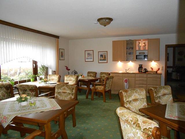 Pension Sonnenblick - Doppelzimmer Du/Wc mit Blick auf die örtliche Kapelle in Züschen, Winterberg