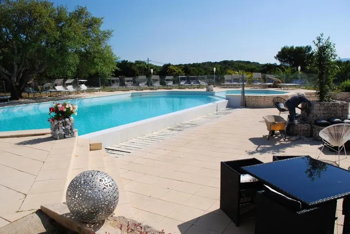 Parque de vacaciones para 4 personas, con piscina además de vistas y jardín - 1
