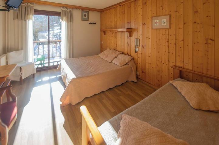 Chalet de charme_15 à 28 personnes  11 chambres   séjours en famille  entre amis in Puy-Saint-Vincent, Parc national des Écrins