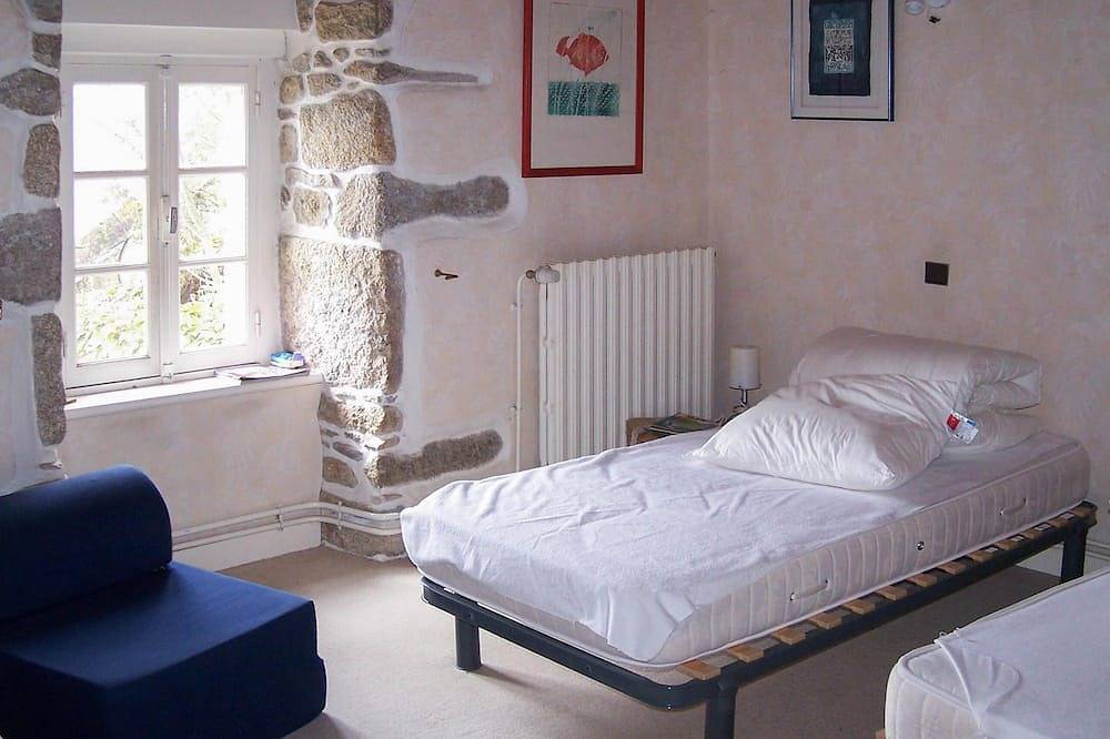 Authentique maison bretonne, donnant sur le port, 4 chambres, pour 8 personnes in Landunvez, Région de Brest