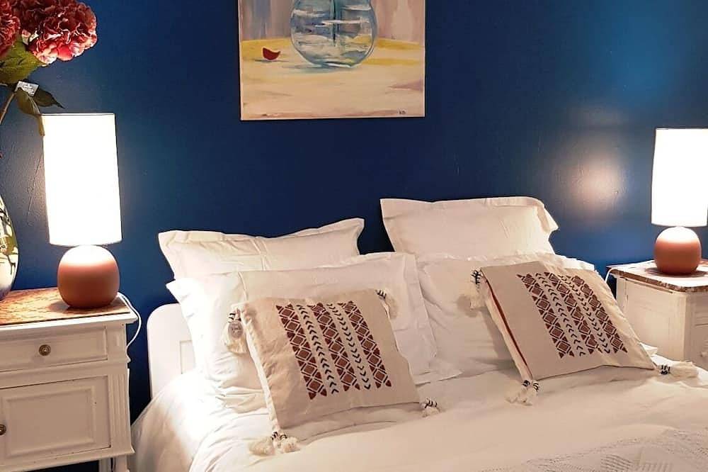 Entire apartment, Small Patio in Downtown in Nîmes, Nimes region