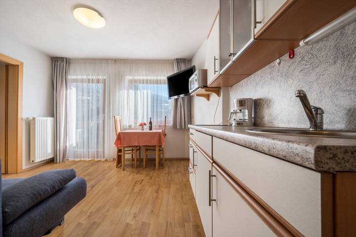 Appartamento intero, Appartamento "Klementhof Nr 4" con vista sulle montagne, piscina, Wi-Fi, balcone e giardino in Naz, Naz-Sciaves
