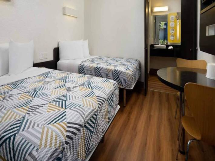 Apartamento entero, 2 camas matrimoniales | Microondas in Goleta, Condado de Santa Bárbara