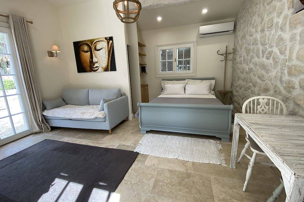 Entire apartment, Charming self-contained studio near Valbonne in Roquefort-les-Pins, Cannes region