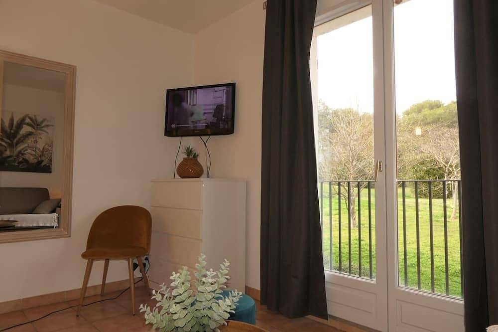 Entire apartment, Superb golf-front studio with swimming pool in Mouans-Sartoux, Cannes region