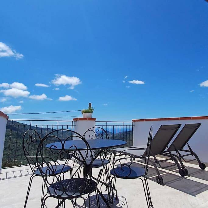 Location de vacances pour 2 personnes, avec balcon et vue à Perinaldo