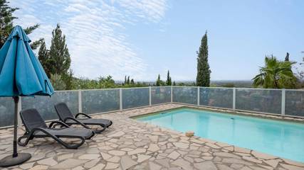 Location de vacances pour 8 personnes, avec jardin ainsi que terrasse et piscine à Oupia