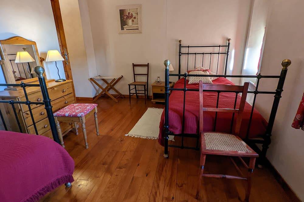 Una casa de pueblo provenzal a poca distancia de tiendas y restaurantes. in Boulbon, Region de Arles