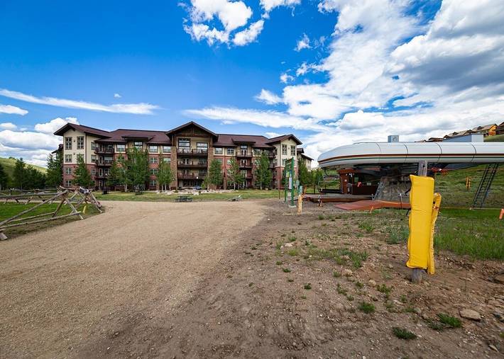 Gîte pour 10 personnes, avec jacuzzi ainsi que piscine et terrasse à Granby - 4
