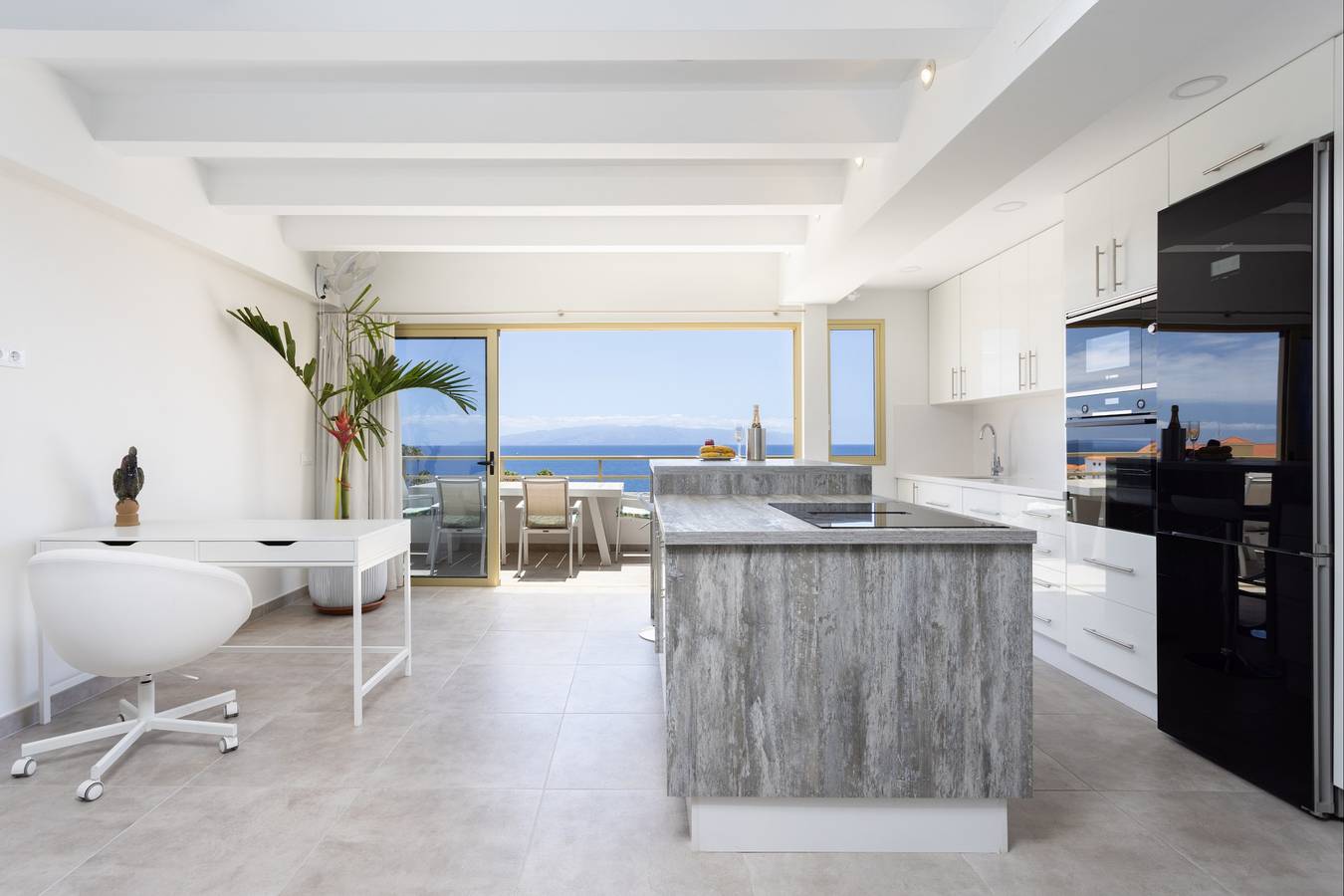 Apartamento vacacional entero, Spectacular Duplex Seafront with awesome sunsets ! in Cueva del Polvo, Guía de Isora