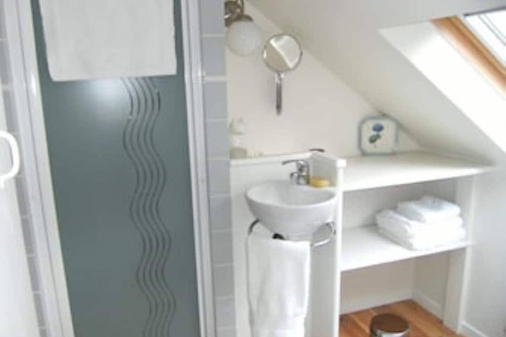 Cottage Albertine- In A Garden Setting With Views Over The Rooftops Of Dinan in Dinan, Région de Dinan