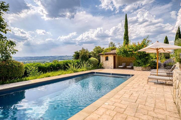 Location de vacances pour 3 personnes, avec vue ainsi que jardin et piscine à Mirabel-aux-Baronnies - 2