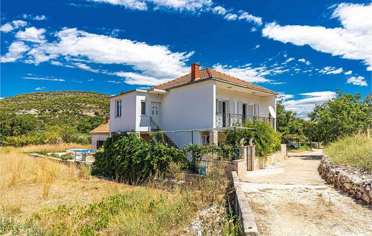 Ferienwohnung für 5 Personen, mit Terrasse und Garten sowie Pool in Marina - 2