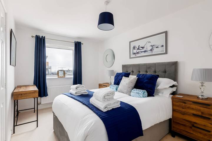Entire apartment, Harbourside Retreat- Balcony with Harbour Views in Poole, Poole Harbour