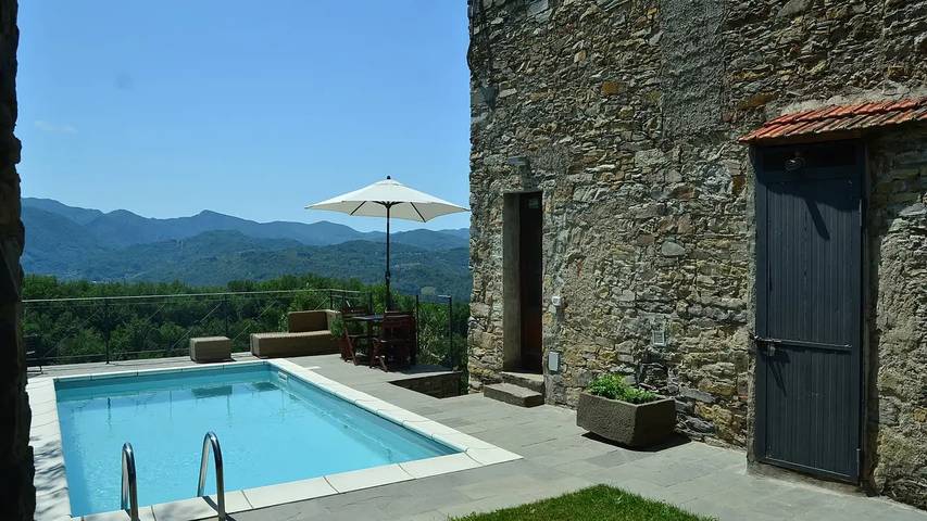 Casa vacanza per 8 persone, con giardino e piscina in Lunigiana