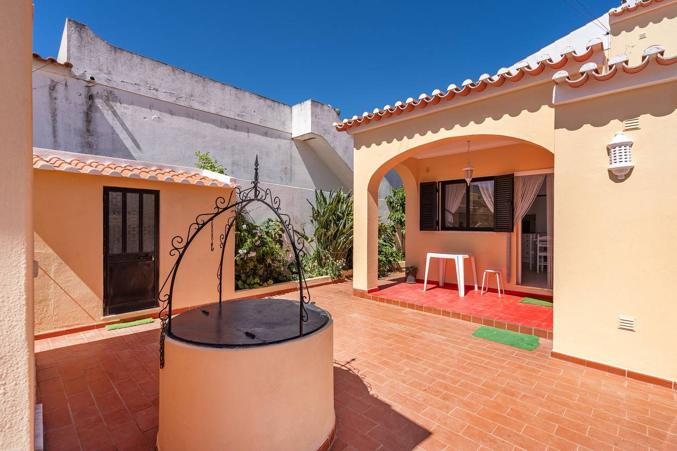 Casa vacanze 'Villa Das Nogueiras' con piscina privata, Wi-Fi e aria condizionata in Lagoa, Distretto di Faro