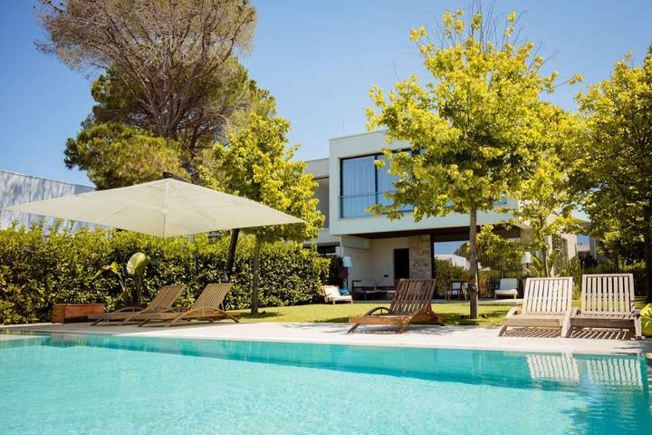Ferienhaus für 11 Personen, mit Balkon und Whirlpool sowie Garten und Pool in Albanien
