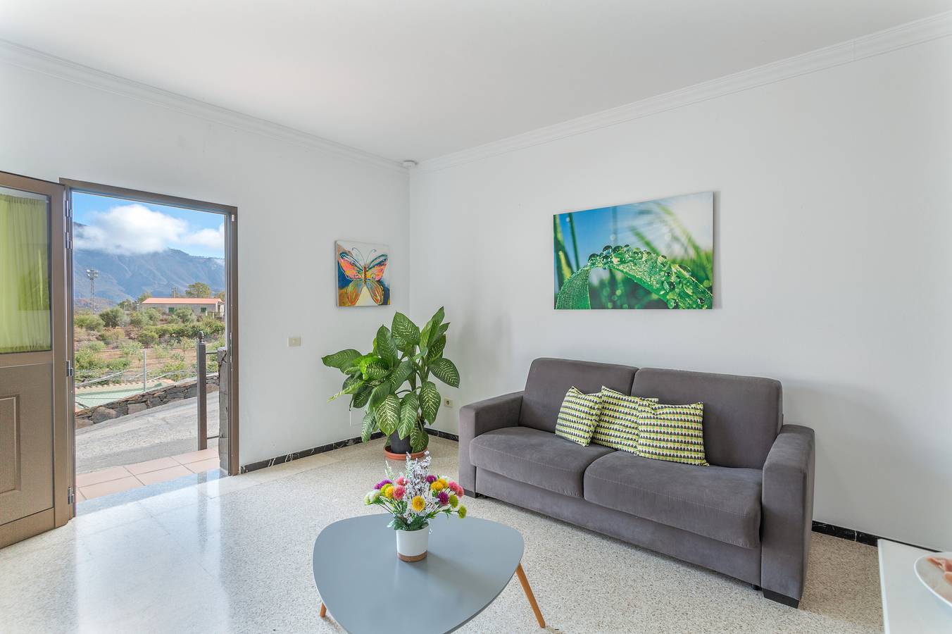 Casa de vacaciones 'Vivienda 2' con vistas a la montaña, piscina y terraza compartidas in San Bartolomé de Tirajana, Gran Canaria Sur